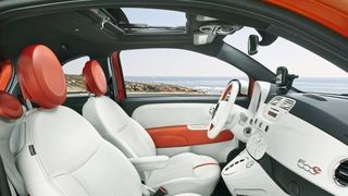 Kühlere Oberflächen: Ein neu entwickeltes Kompositmaterial soll bei direkter Sonneneinstrahlung die Oberflächentemperatur am Armaturenbrett um knapp 50 Prozent senken. (Fiat)