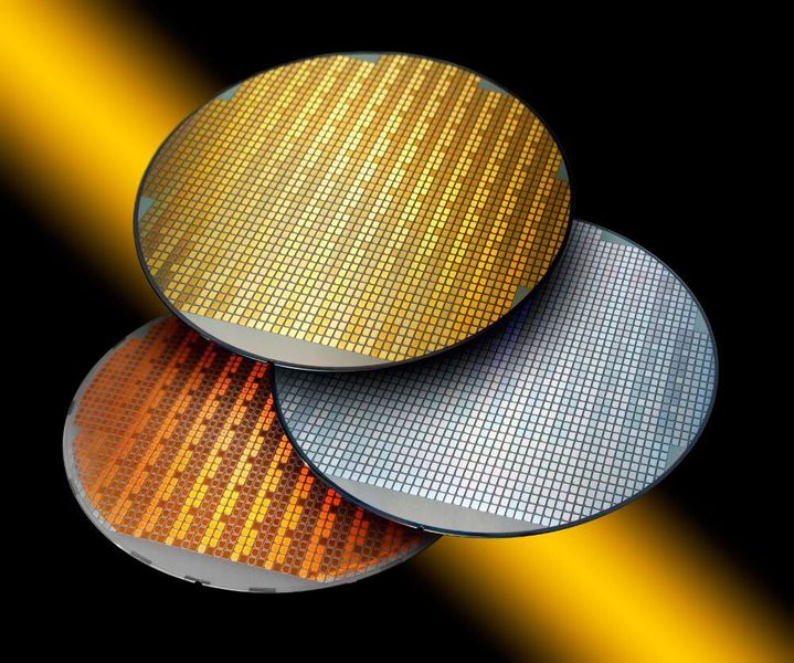 This image shows a wafer with IGBT.  (© Fraunhofer ISIT/ photocompany itzehoe)