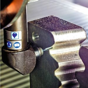 Bild 1: Eine hochgenaue Kantenverrundung mittels eines Robotersystems vereinfacht an komplexen Turbinenbauteilen die nötigen Nacharbeiten.