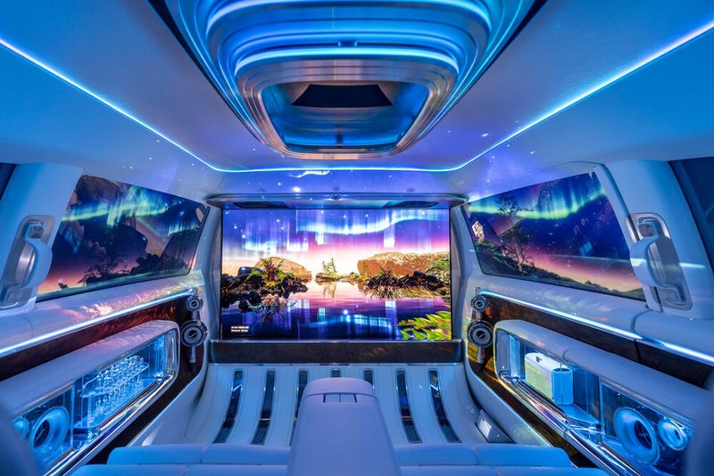 Auf Wunsch wird der Vision V zum rollenden Kinosaal. (Bild: Mercedes-Benz)