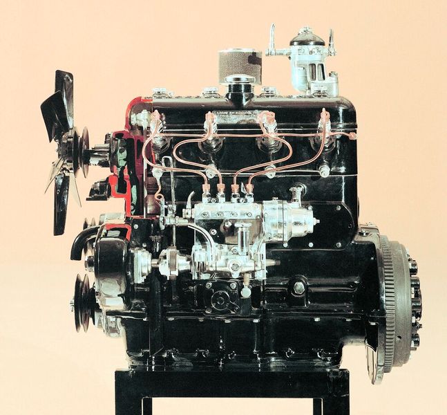 Langlebiger Effizienz-Champion: Mit diesen Qualitäten fuhr vor 90 Jahren schon der erste Diesel im Mercedes-Benz 260 D (W 138) auf Erfolgskurs. Der obengesteuerte Motor des Typs OM 138 mit 2545 cm³ Hubraum leistet 45 PS (33 kW) und ermöglichte eine Höchstgeschwindigkeit von 90 km/h. Das Kürzel „OM“ bedeutet „Oel-Motor“, einen Motor, der mit Leichtöl/Diesel betrieben wird, und wird bis heute für die Dieselmotoren der Mercedes-Benz Group verwendet. (Bild: Mercedes-Benz)