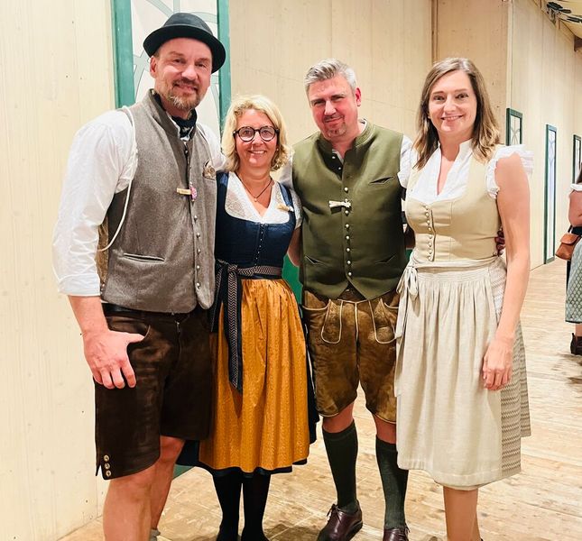 v.l. Stephanie Steen (IT-BUSINESS) und Vera Nikolic (Vogel IT Akademie) auf der Acronis Wiesn, mit v.l. Christian Anding und Markus Fritz (beide Acronis). (Bild: Vogel IT-Medien)