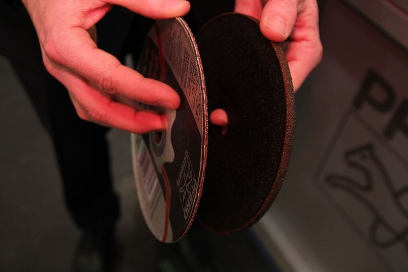Die herkömmliche Scheibe (rechts) ist mehr als dreimal so dick, als eine CC-Grind-Solid. (Bild: Königsreuther)