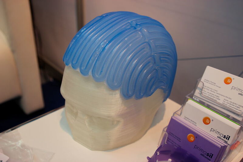 Der Werkstoff für diese kühlende Kopfbedeckung stammt von Primasil Silicones. Die Kopfbedeckung der Firma Paxman kühlt die Kopfhaut von Krebspatienten, die sich einer Chemotherapie unterziehen müssen. Dadurch kann Haarausfall verringert werden. (Bild: Schäfer)