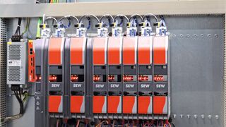 Durch das modulare Antriebssystem konnte der Platzbedarf im Schaltschrank deutlich reduziert werden.  (Bild: SEW-Eurodrive)
