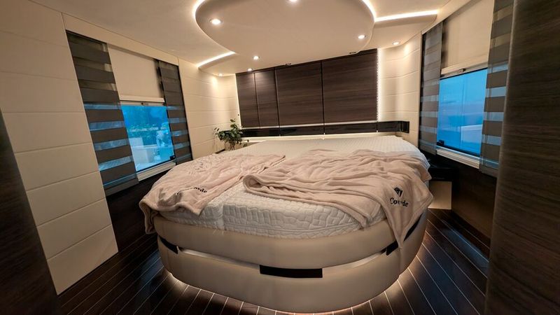 Ein Blick in das Schlafzimmer des 390 kW/530 PS starken Reisemobils auf Basis des Mercedes Actros. (Bild: Mauritz – VCG)