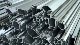 Die Aluminiumproduktion in Deutschland (hier Strangpressprofile) sackt ab, wie Aluminium Deutschland registrieren muss. Und das passiere in allen Sektoren. Das werde die Abwanderung von Industrien begünstigen und rund 60.000 Jobs gefährden, nebst unserem Wohlstand. (Bild: AD)