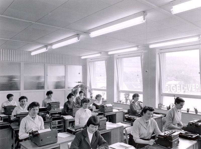 Ein echter Trendberuf: 1957 beschäftigte der Vogel-Verlag eine ganze Abteilung von Stenotypistinnen. (Vogel Communications Group)