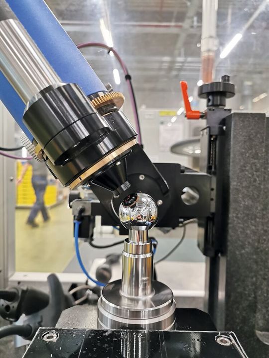 Die Prothesenkopfoberfläche sollte eine ideale Kugelform haben, keine Kratzer oder andere Defekte aufweisen und die Rauheit im Bereich von wenigen Nanometern liegen.(Bild:  Optosurf)