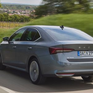 Alternativ zum Combi gibt es den Octavia auch künftig als Schrägheck-Limousine.(Bild:  Skoda)