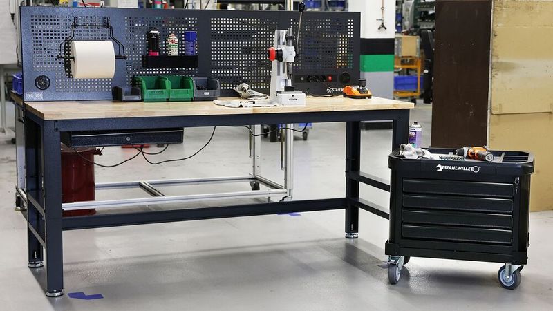 Die optionale Top Box kann ebenfalls unter der Arbeitsplatte befestigt, aber auch jederzeit abgenommen werden.(Bild:  Stahlwille)