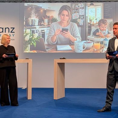 Dr. Lucie Bakker, Mitglied des Vorstandes, und Vorstandsvorsitzender Frank Sommerfeld führten neben anderen Experten durch das Programm beim 14. Allianz Motor Day. (Bild: Rosenow – VCG)