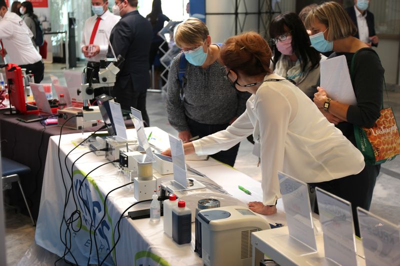 Brechungsindex, Schmelzpunktbestimmung und mehr wurden am Stand von Krüss Optronic erklärt.  Infos zu den kommenden LAB-SUPPLY-Messen finden Sie auf www.lab-supply.info.  (LABORPRAXIS, C. Lüttmann)