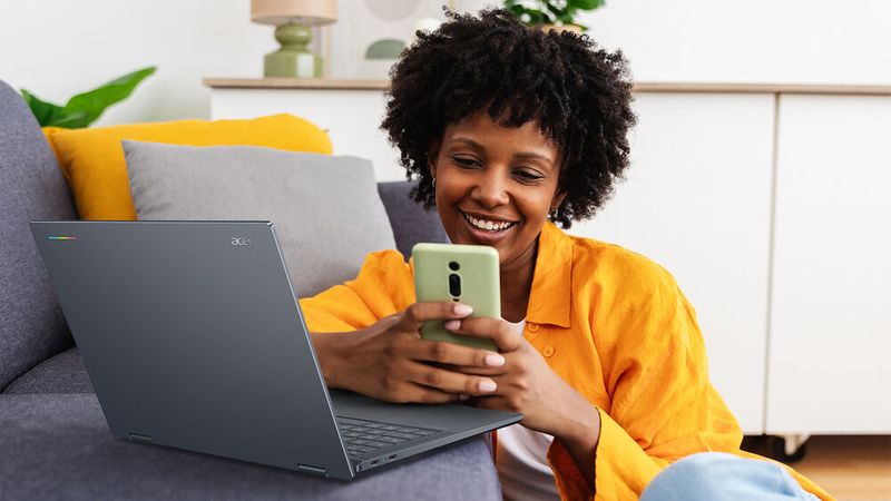Mit der Funktion Continue on können auf einem Android-Smartphone begonnene Aufgaben einfach auf dem Googlebook 14 fortgesetzt werden. Voraussetzung ist ein Smartphone mit mindestens Android 17. (Bild: Acer)