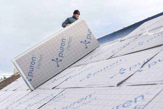 (Effiziente Verarbeitung der PU-Hartschaumplatten bei der Sanierung der Satteldachflächen eines MFH in Schwäbisch Gmünd. Bild: puren)