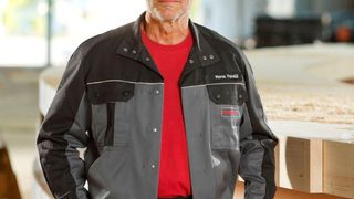 Embleme und Namensschilder lassen sich, auch farblich angepasst, auf der Kleidung anbringen. (Mewa)