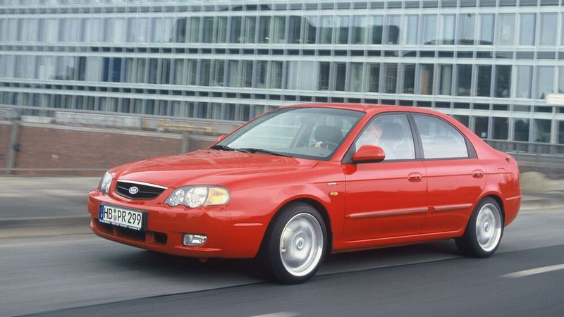 Der Kia Shuma startete 1998 als modernes Kompaktklassemodell der Marke und als Nachfolger des Sephia. (Bild: Kia)