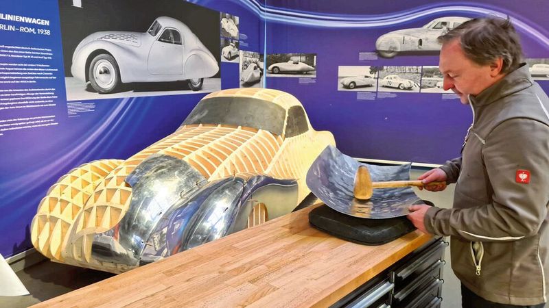 Von den ursprünglich zehn gebauten DKW-F8-Stromlinienwagen für die Fernfahrt Berlin – Rom hat keiner die Zeit überdauert. Diese Sonderausstellung bietet daher Anlass genug, einen Nachbau auf originalem Fahrgestell zu wagen. Das hier gezeigte Holzspantenmodell (Sperrholz auf Fichtenbasis) dient als Ausgangsform für die Modellierung der Karosserieaußenhaut. Die Fertigstellung der Karosserie ist bis Ende 2024 angedacht. (Bild: Horch-Museum)