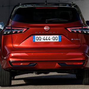 Auch die Heckpartie wirkt frischer, vor allem durch die neu gestalteten Rückleuchten.(Bild:  Nissan)