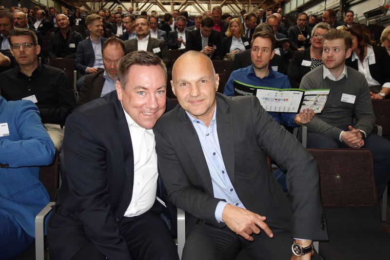Diesmal durften sie zusammen auf ein Foto: Jens Siemens (l.), Samsung, und Michael Vorberger. (Bild: IT-BUSINESS)