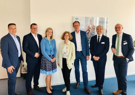 (v.l.n.r.: DI Dr. Martin Buresch, CDO & CIO GG Group; DI (FH) Thomas Nestler, Projektleiter PDM PLM, Head of Global Wiring GG Group; Mag. Ulrike Haas, Global Senior Category Manager HR & IT GG Group; Mag. Eva Schinkinger, CEO GG Group; Dr.-Ing. Holger Fastabend, CSO & CTO GG Group; Ass. Peter Schneck MBA, CEO CENIT, Dipl.-Bw. (FH) Jakob Röhrenbach MBA, Head of Sales SAP Solutions Cenit. (Bild: Cenit AG))