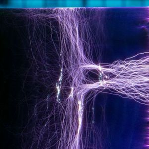 Siemens-Forscher setzen Generatorstäbe aus Kunststoff einer Spannung von 70.000 V aus, um ihre Belastbarkeit zu prüfen. Die dabei entstehenden Teilentladungen lassen bizarr-spektakuläre Strukturen entstehen.