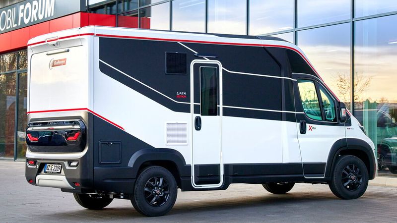 Mit sechs Meter Länge und nur 2,10 Meter Breite bietet der X150 die Kompaktheit und Agilität eines ausgebauten Kastenwagens sowie den Wohnkomfort eines Camper-Vans in teilintegrierter Bauart. (Bild: Challenger)