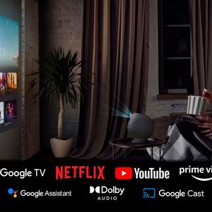 Google TV und WLAN ermöglichen einen direkten Zugriff auf Streaming-Dienste. Zudem unterstützt der mit einem Akku ausgestattete GV50P die drahtlose Wiedergabe via AirPlay und Google Cast.(Bild:  Benq)