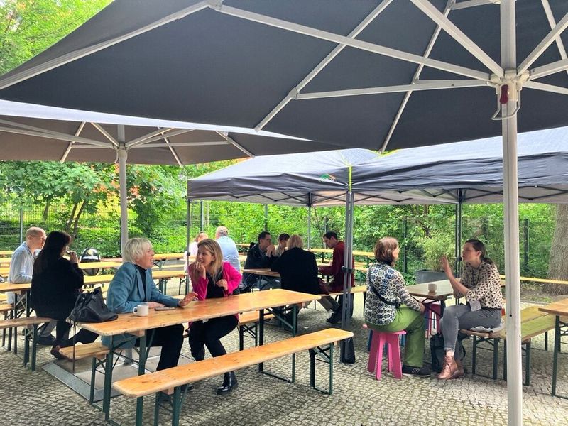 Die Terrasse im hinteren Bereich lädt zum Verweilen ein – selbst bei Wind und Wetter.  (Bild: © Serina Sonsalla)