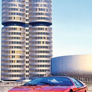 Im Hintergrund: Der BMW-Vierzylinder, das Hauptverwaltungsgebäude und Wahrzeichen des Fahrzeugherstellers. Er ist 101 m hoch, hat einen Durchmesser von 52,30 Meter und steht seit 1999 unter Denkmalschutz.(Bild:  BMW AG)