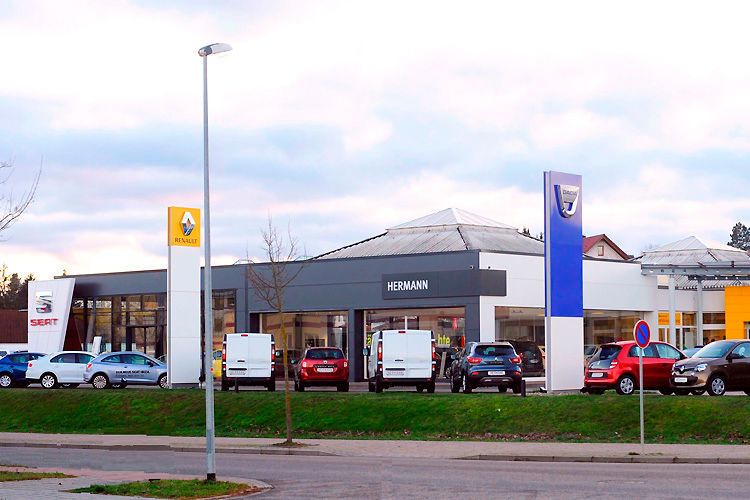 In Mühlhausen/Thüringen hat die Hermann-Gruppe in diesem Jahr Seat aufgenommen. Aus gutem Grund: Firmenchef Wolfgang Hermann will das Fabrikat an allen Standorten ausrollen. Kleinere Standorte müssen nach seiner Ansicht über mehrere Marken auf eine sinnvolle wirtschaftliche Größe kommen, zugleich müssen die einzelnen Fabrikate in der Autohausgruppe ordentliche Stückzahlen erreichen. Von Marken mit geringen Verkaufszahlen und ohne Entwicklungsperspektive hat sich Hermann daher getrennt. (Hermann)