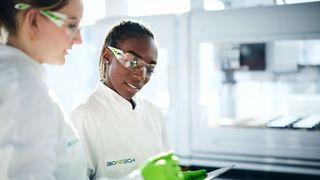 Insgesamt sollen bis zu 1.860 Stellen im Konzern abgebaut werden. (Bild: Biontech)