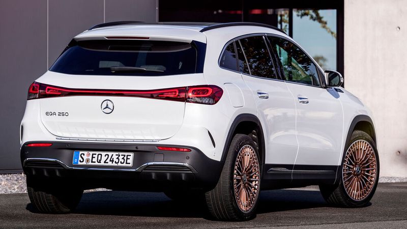 Das durchgängige Leuchtenband ist ein Erkennungsmerkmal des EQA. (Bild: Daimler)