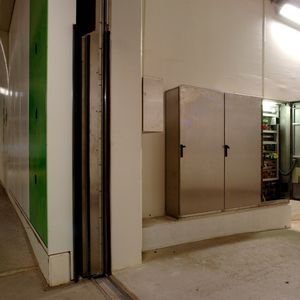 In den Querschlägen zwischen den Tunnelröhren befindet sich neben der technischen Tunnelausstattung auch der Schaltschrank