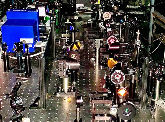 Im Femtosekundenlabor am Helmholtz-Zentrum Berlin (HZB) untersuchet man Metalloxide, um gewisse Schwierigkeiten aus dem Weg zu räumen, die die Effizienz von Photoelektroden für die Gewinnung von solarem Wasserstoff vermindern. Jetzt gibt es neue Erkenntnisse ...(Bild:  HZB / M. Schleuning)