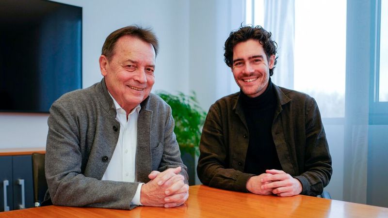 Walter Hofmann (l.) übergibt die Verantwortung für die Wittman & Hofmann AG an Sohn Florian.(Bild:  HW Gruppe)