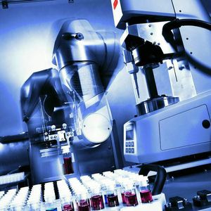 1 b Der Greifarm des Roboters nimmt die Probe und bearbeitet sie weiter für die rheologische Messung.