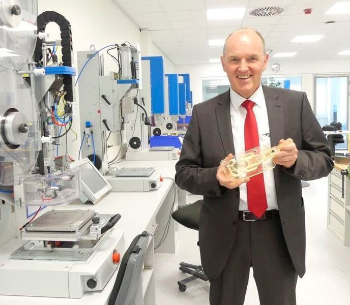 CEO Thomas Herrmann zeigt eine Werkstückaufnahme aus dem 3D-Drucker, ebenfalls eine Dienstleistung von Ultrasonic Engineering. Die Reaktionszeiten bei Erstanfragen im Ultraschalllabor könnten so verkürzt werden. (Herrmann Ultraschalltechnik)