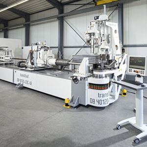 Die Rohrbiegemaschine DB 40120-CNC-VE, wie sie im Schiffbau eingesetzt wird, wechselt die Werkzeuge automatisch. 