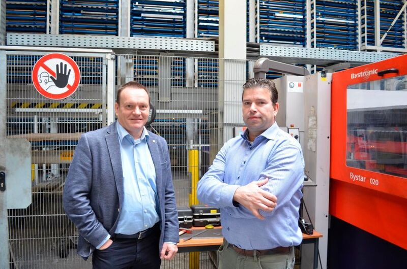 Produktivität gesteigert und kurze Lieferzeiten sichergestellt: Janwillem Verschuuren (li.) und Ronnie van den Hurk, beide Geschäftsführer von De Cromvoirtse, sind mit ihrer Entscheidung für Kasto rundum zufrieden. (Kasto)