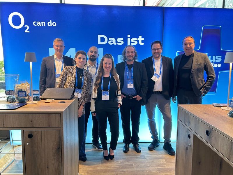 Am Stand von O2 mit (v. l.) Tim Spohr (Telefónica), Kim Schlager, Ismail Can, Selfide Johnson, Christian Schülke (alle Brodos), Gunnar Rosemeyer und Stephan Petry (beide Telefónica)  (Bild: Vogel IT-Medien)