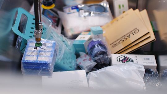 Die KI-basierte Steuerung von Sereact kann neue und unbekannte Artikel ohne vorherige Datenerfassung verarbeiten.(Bild:  Sereact)