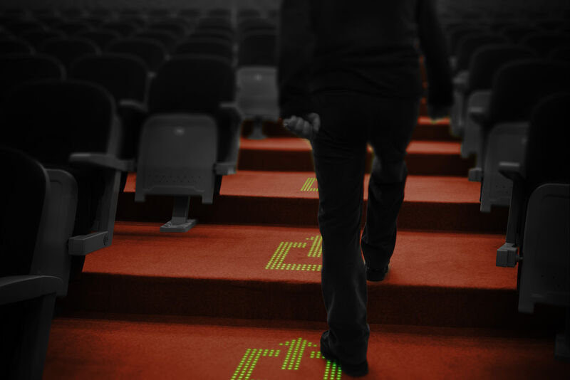 Im Kino lässt sich beispielsweise der Fluchtweg auf dem leuchtenden Teppich darstellen. (Philips)