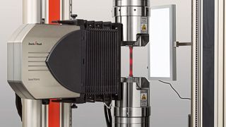 Während der Dehnungsmessung mit dem Laser X Tens wird die Probe durch hydraulische Probenhalter gehalten. (Zwick Roell)