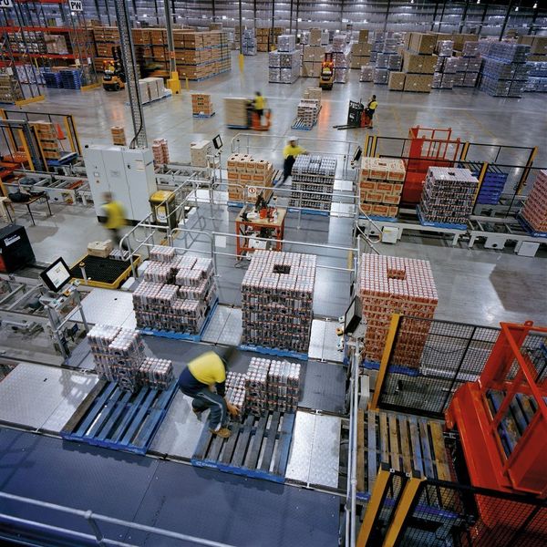 Das Negative-Put-Prinzip reduziert den Arbeitsaufwand beim Erzeugen einer Versandpalette und steigert die Produktivität beim Case Picking deutlich. Bild: Dematic (Archiv: Vogel Business Media)