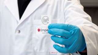 Die bioabbaubare Etikette ist so dünn wie ein Blatt Papier. Dennoch kann sie die Temperatur und die relative Luftfeuchtigkeit messen. (Bild: Empa)