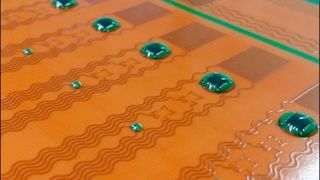 Hier blickt man nicht auf eine übliche Leiterplatte, sondern auf Sensorstreifen, die auf thermoplastischem Polyurethan (TPU) basieren und mit Elektronik bestückt sind. Sie sollen dabei helfen, technische Daten von Flugzeugtragflächen zu sammeln, um etwa Treibstoff zu sparen. (Bild: Fraunhofer-IZM)
