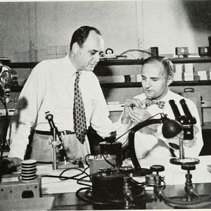 Gordon Teal (links) und Morgan Sparks im Bell Telephone Magazine. (Bild: frei lizenziert)