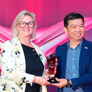 Internationale Auszeichnung für Hofmann Automobile: Geschäftsführerin Kerstin Bacher nimmt den Xpeng Red Carpet Award aus den Händen von He Xiaopeng, CEO von Xpeng, entgegen. (Bild: Hofmann Automobile)