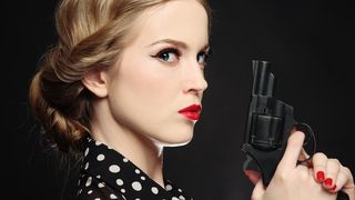 Frau_mit_Waffe_XL ()